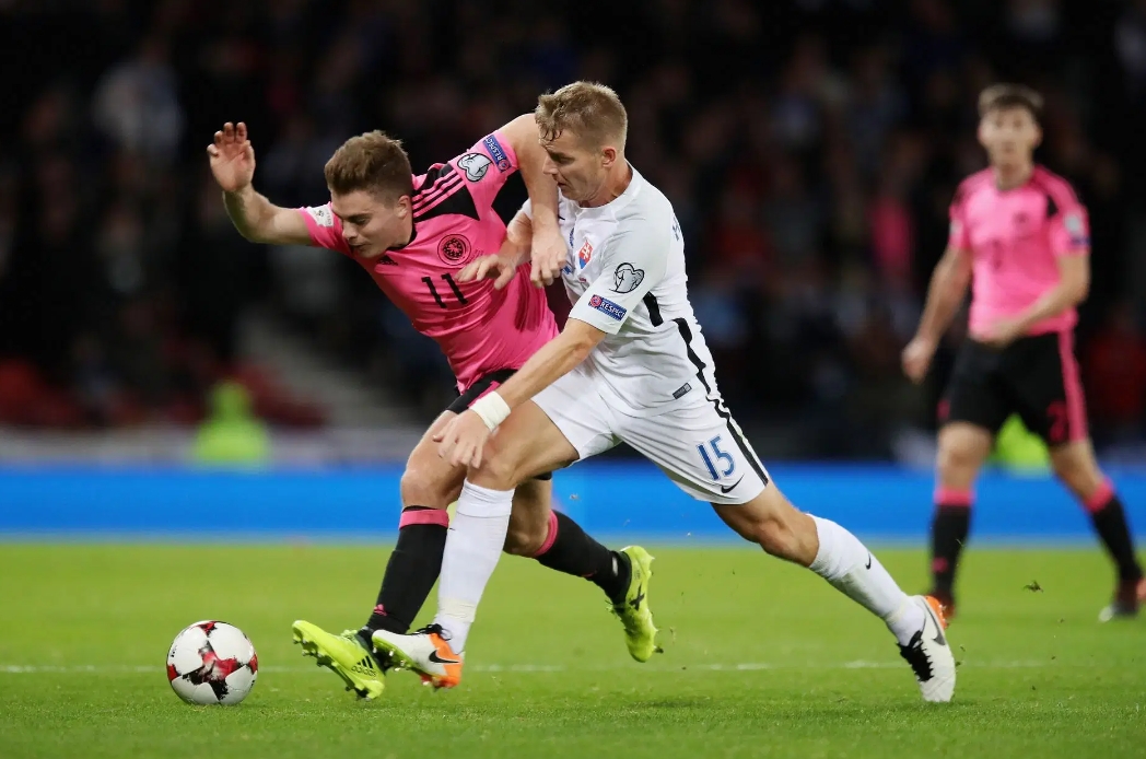 包含斯洛文尼亚球员展现团队默契，成功晋级的词条