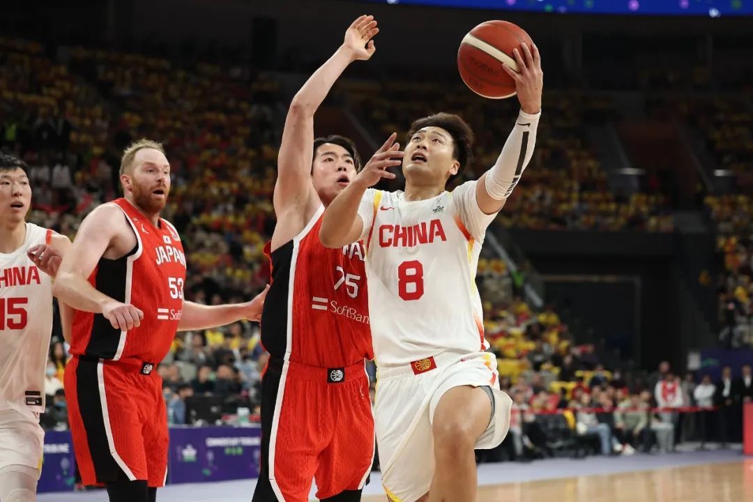 河南男篮大胜,展现出色实力 河南男篮大胜,展现出色实力