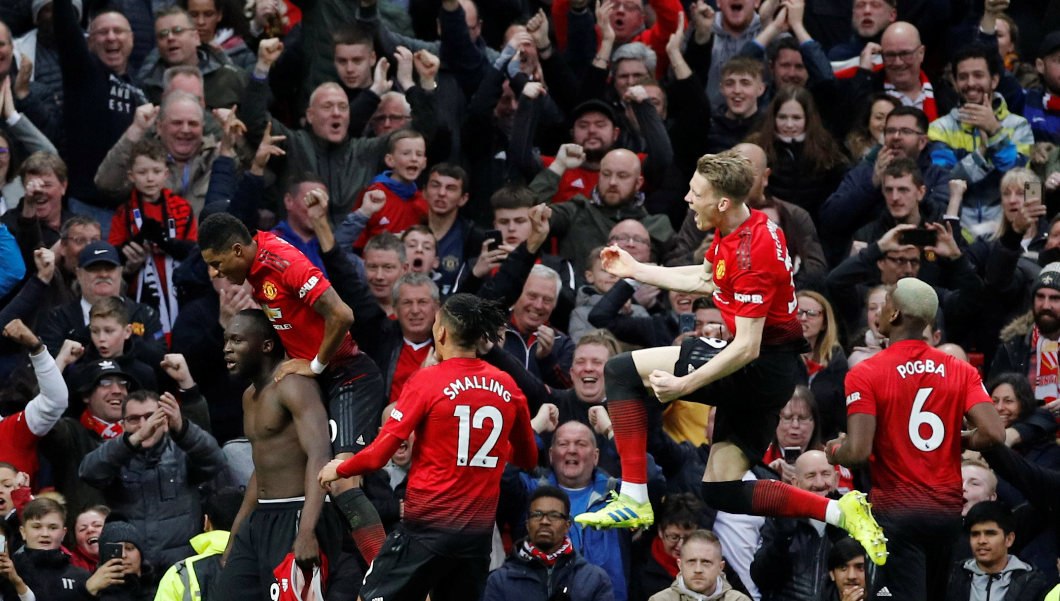 南安普敦主场告捷,全队庆祝 南安普敦主场告捷,全队庆祝