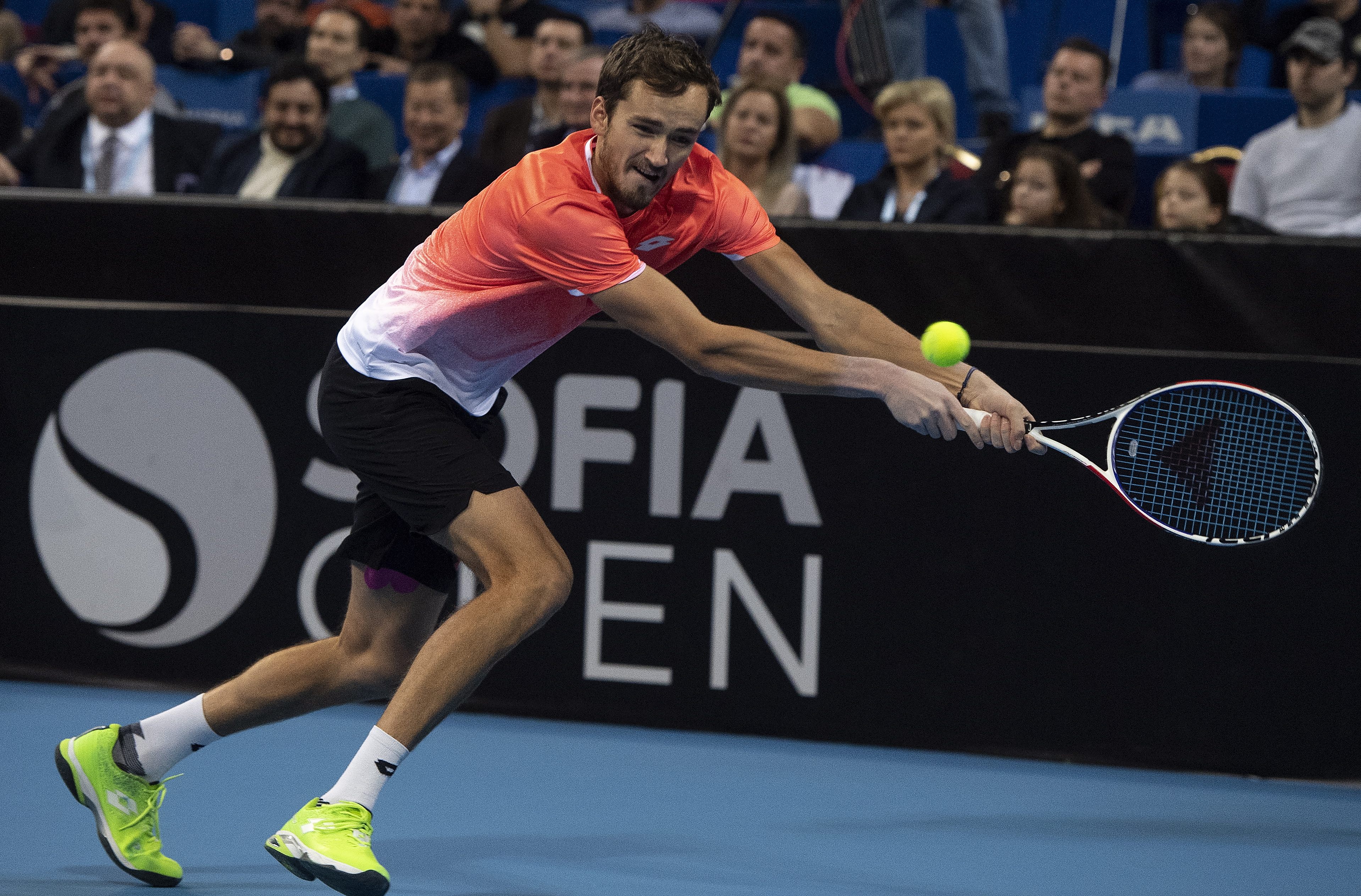 包含欧洲网球队完胜西班牙网球队，梅德韦杰夫关键制胜的词条