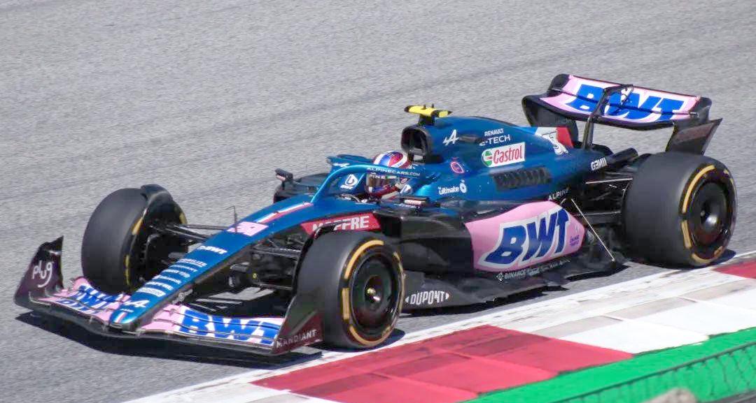 阿斯顿马丁完胜雷诺车队,佩雷兹惊艳四座 阿斯顿马丁完胜雷诺车队,佩雷兹惊艳四座