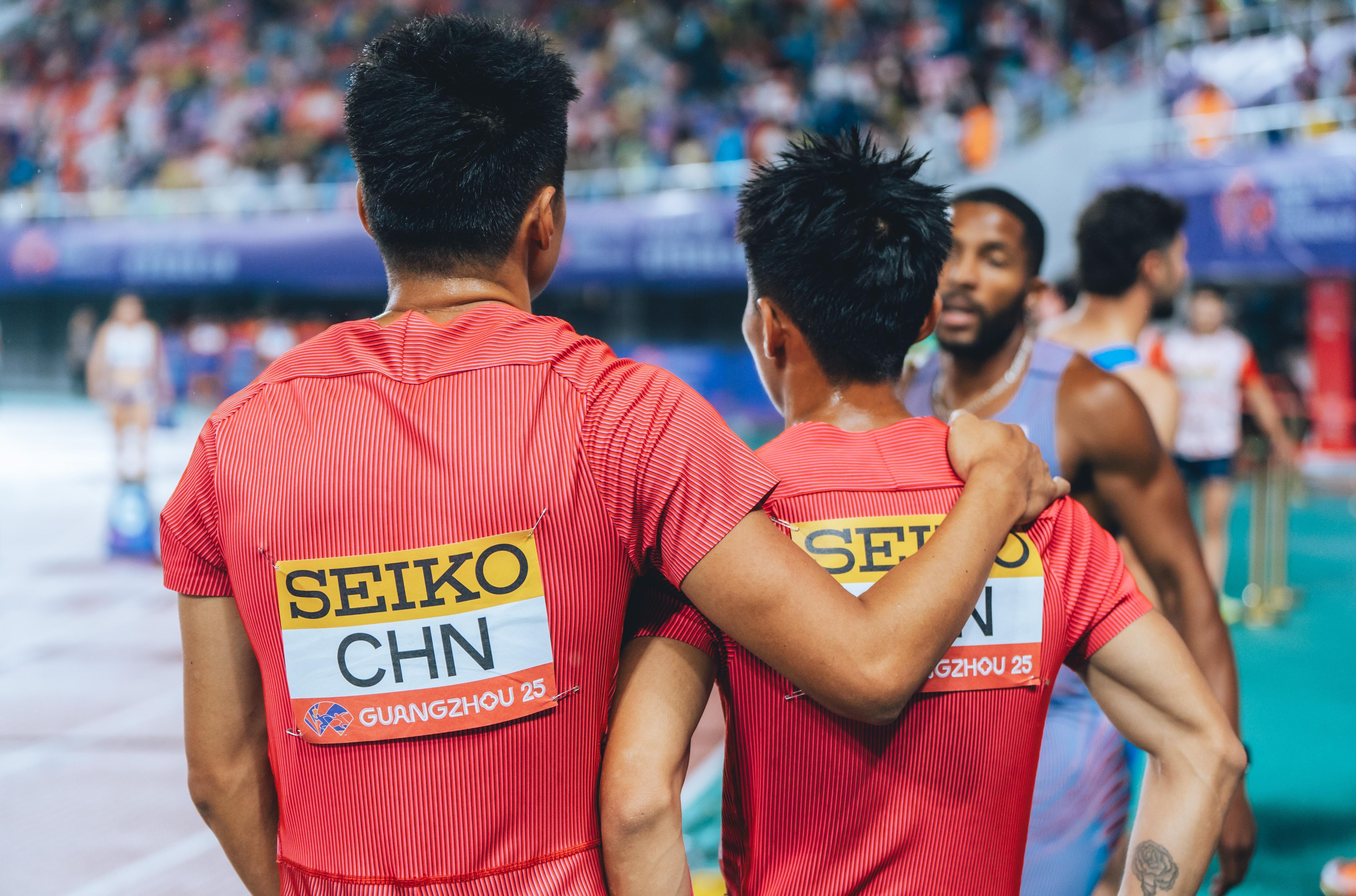 包含激情比拼！运动员冲刺终点取得胜利的词条