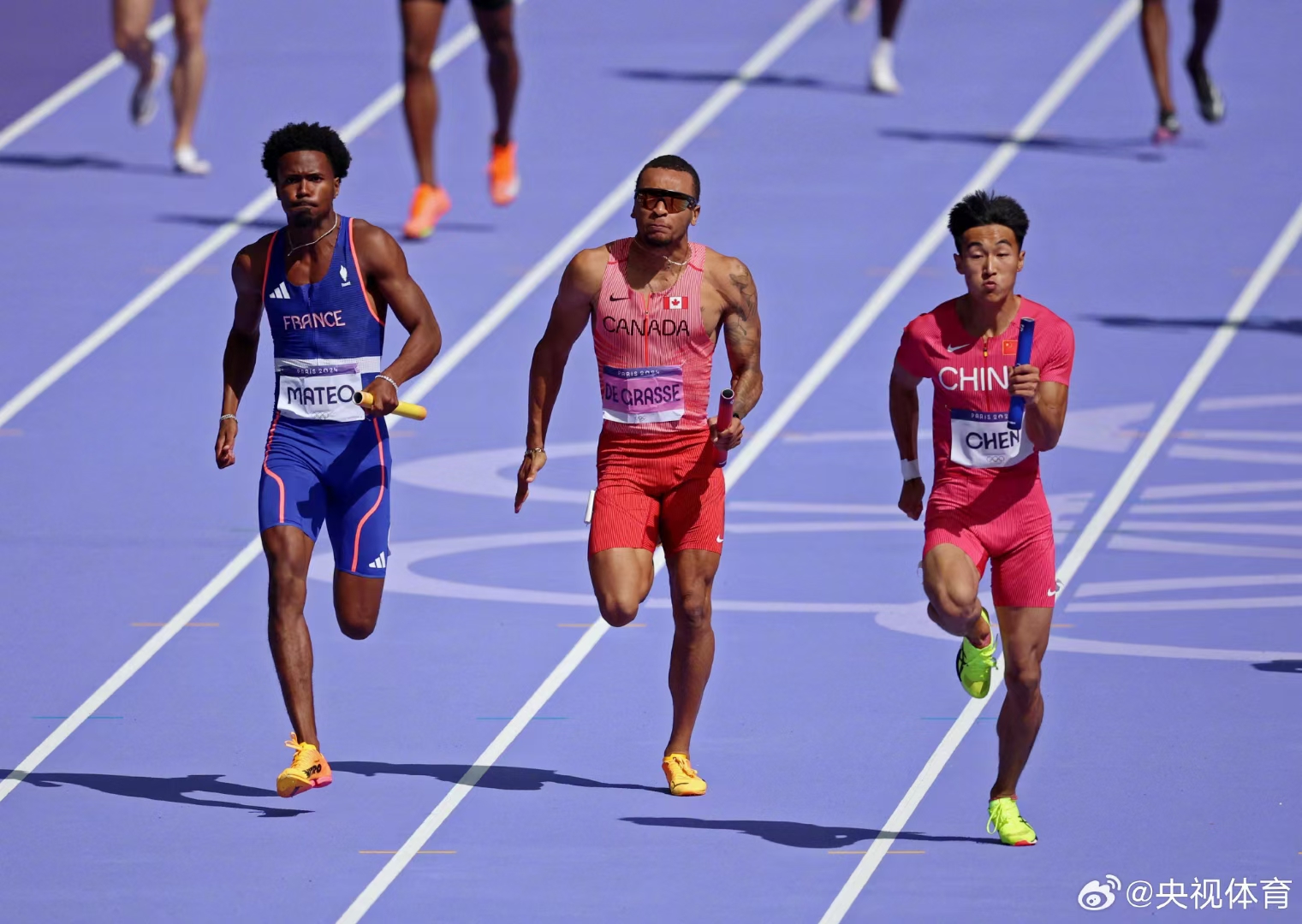 包含激情比拼！运动员冲刺终点取得胜利的词条