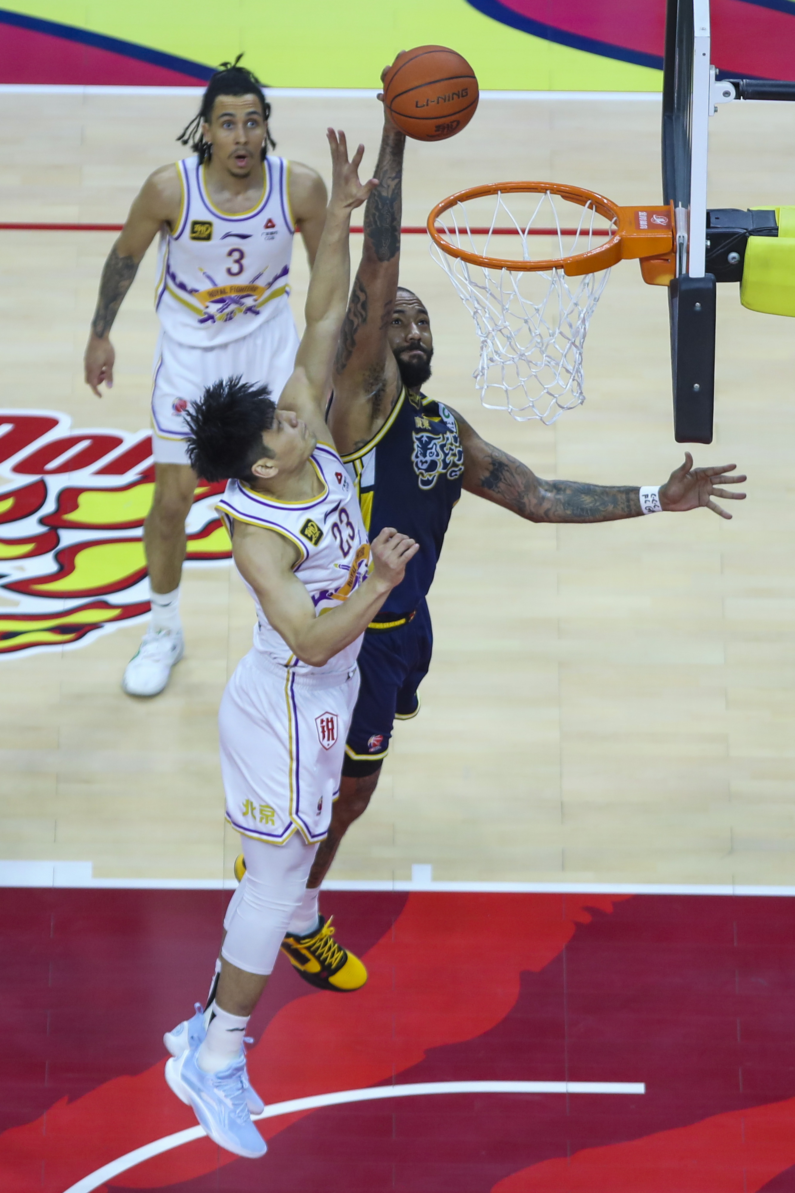 深圳篮球联赛上演惊险一战，双方实力相当的简单介绍
