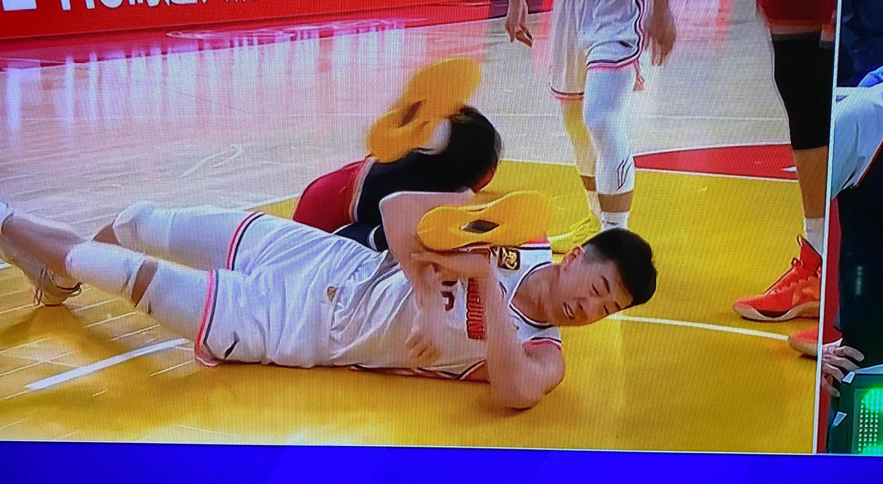 篮球赛场上球员犯规争议不断