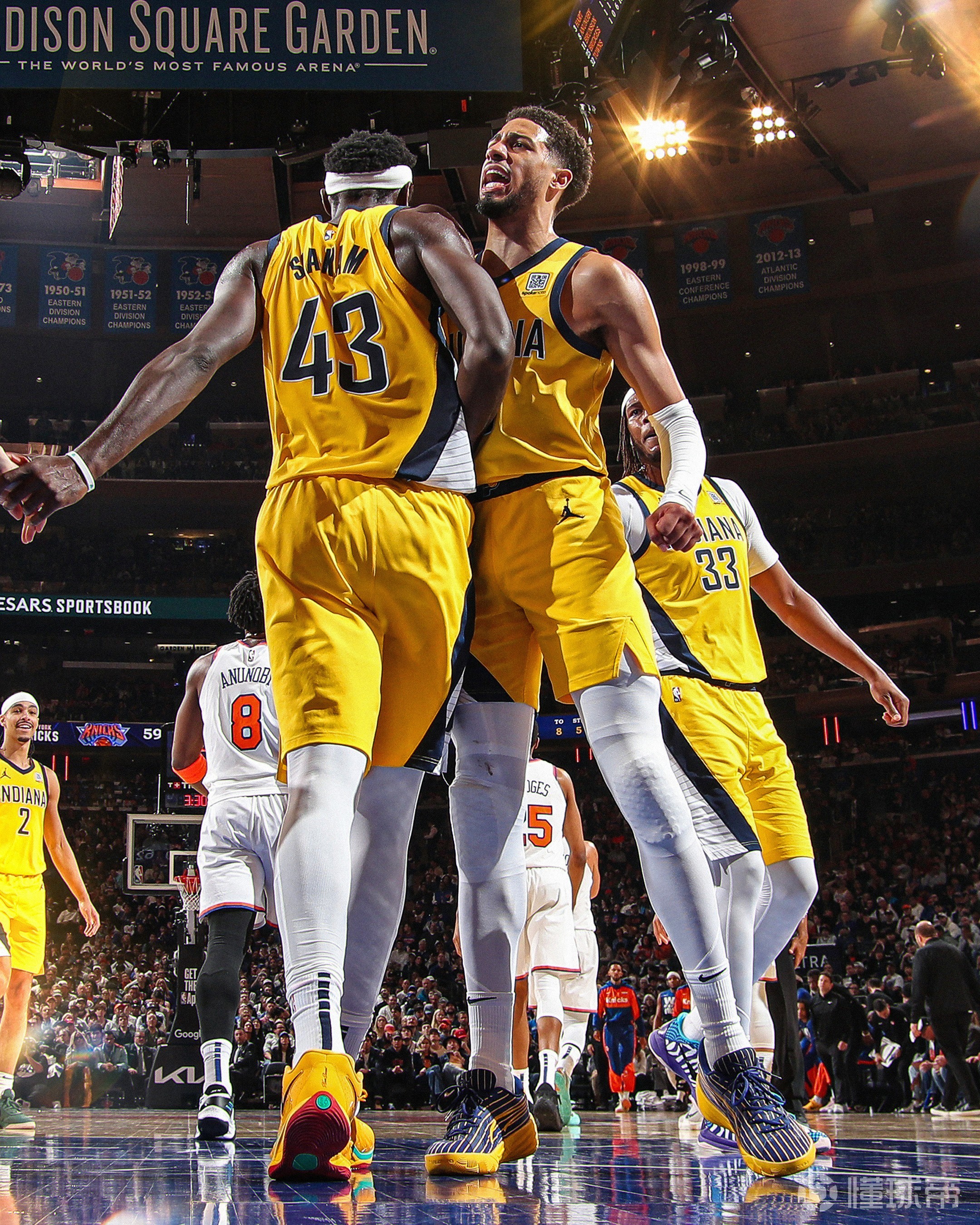 比赛进行中战况如火如荼，双方球队争分夺秒的简单介绍