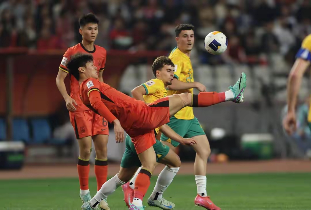 比赛进行中战况如火如荼，双方球队争分夺秒的简单介绍