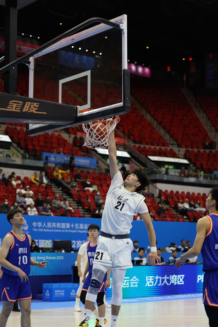 球队在国际篮球赛事中取得胜利