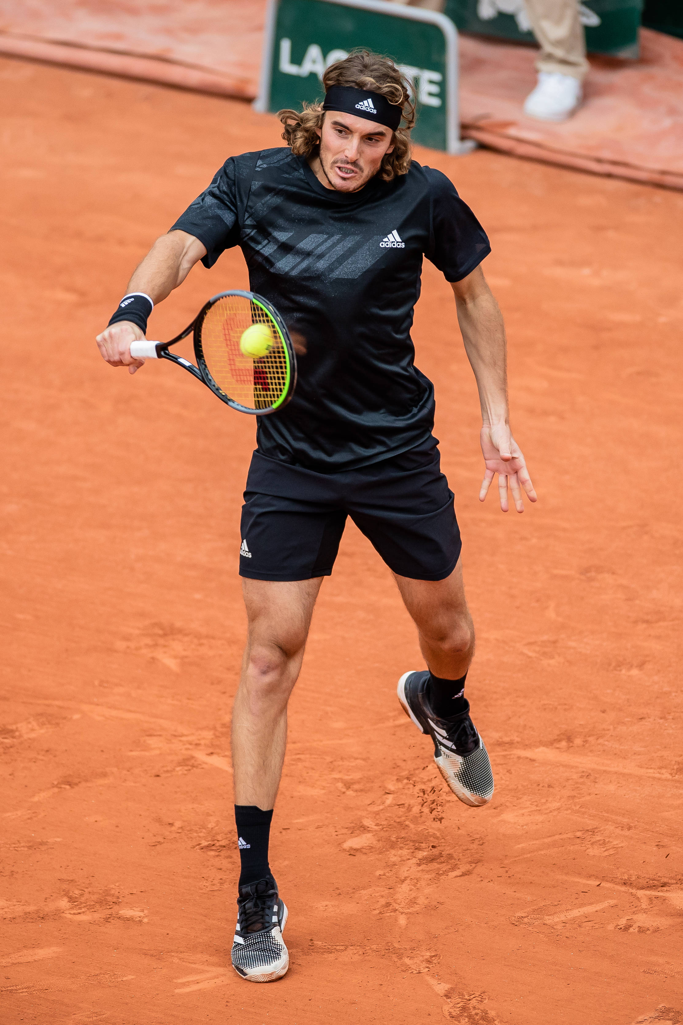 包含美国网球队完胜欧洲网球队，西西帕斯统治全场的词条