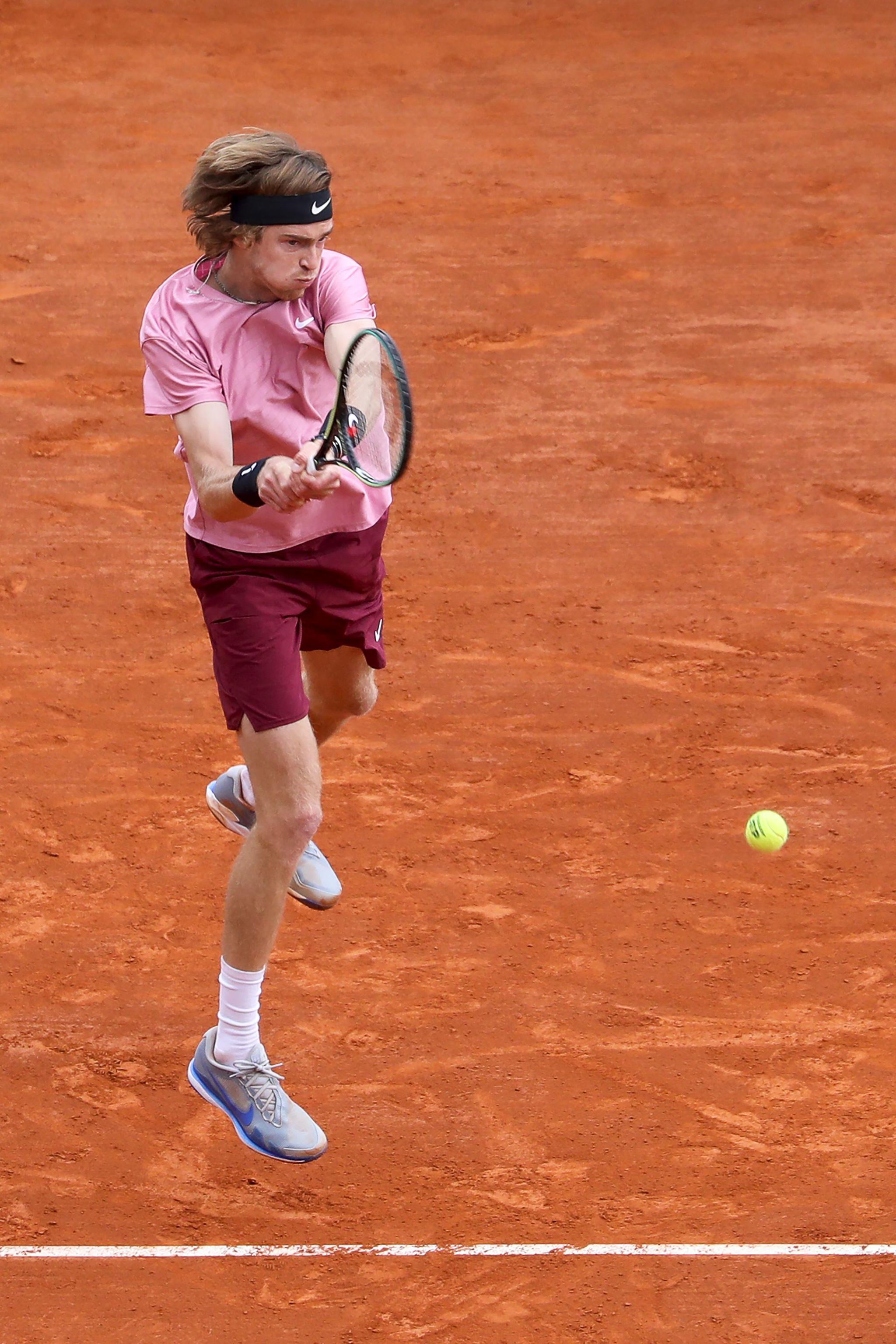 蒙特卡洛大师赛轻取联合杯，西西帕斯点燃赛场的简单介绍